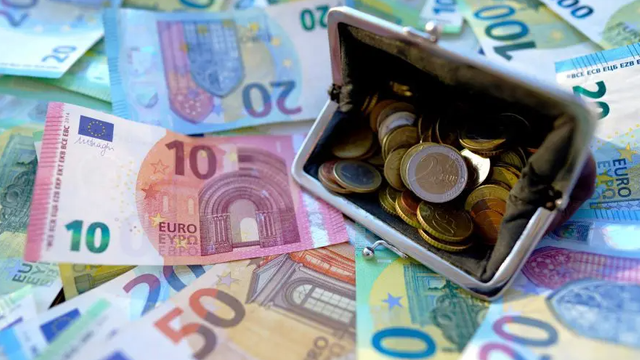 Euro și dolarul se ieftinesc ușor