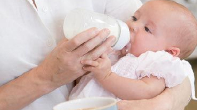 Loturi de lapte praf pentru sugari retrase de pe piață din cauza contaminării cu o bacterie
