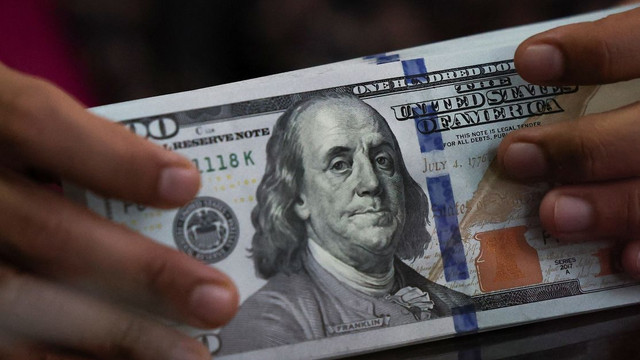 Leul se apreciază față de dolar


