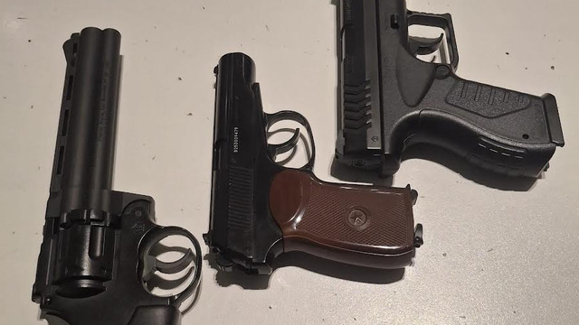 Tentativă de trecere a frontierei cu arme pneumatice, descoperită pe Aeroportul Chișinău