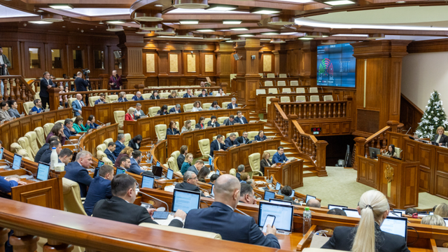 Parlamentul aprobă în prima lectură ajustarea plăților compensatorii pentru angajații din sectorul bugetar