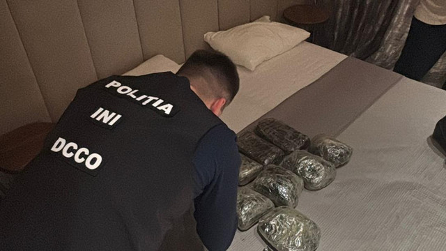 Circa 10 kg de droguri ridicate de poliție. Patru persoane au fost reținute
