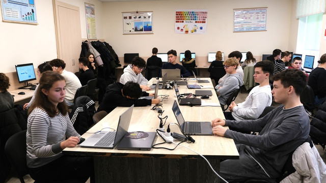 Testarea națională a competențelor digitale: 64% dintre elevi au nivel avansat
