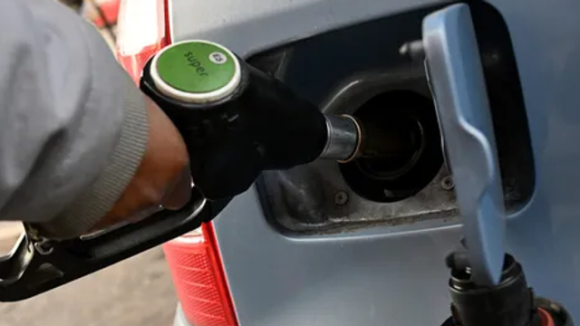 Carburanții auto vor fi mai ieftini mâine, 16 decembrie. Noile prețuri afișate de ANRE 