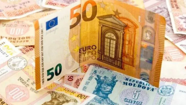 Leul se apreciază ușor față de euro și dolar
