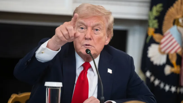Trump ordonă blocarea „totală și completă” a petrolierelor sancționate care intră și ies din Venezuela