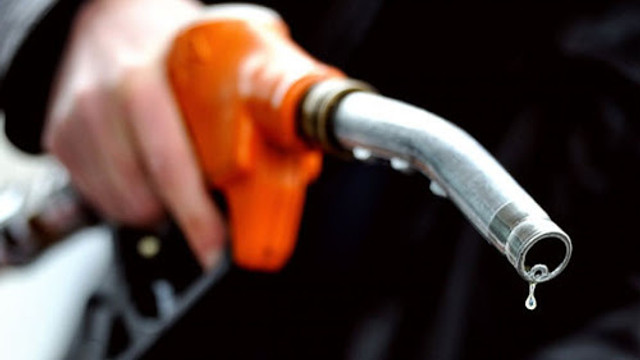 Carburanții auto își continuă ieftinirea. Noile prețuri afișate de ANRE pentru benzină și motorină
