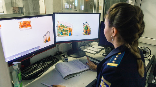 Trei pasageri, prinși la Aeroportul Chișinău cu mai multe bunuri nedeclarate
