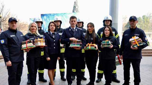 Salvatorii și pompierii s-au alăturat Campaniei Guvernului Republicii Moldova „Biblioteca de sub brad”