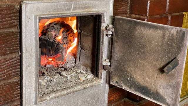 Trei persoane, dintre care doi copii, au ajuns la spital după ce s-au intoxicat cu monoxid de carbon