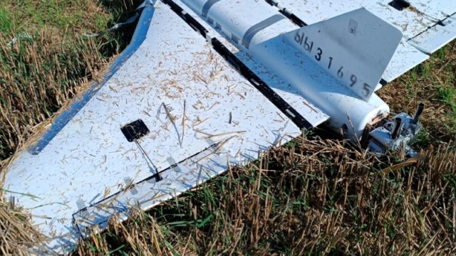 Dronă de mari dimensiuni, găsită prăbușită într-o pădure din Argeș. Aparatul are atașată o parașută