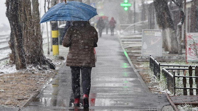 METEO | Ninsoare și lapoviță, prognozate de meteorologi pentru miercuri 