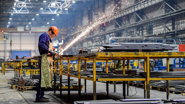 Evoluție pozitivă a industriei: producția industrială, în creștere cu circa 4 la sută

