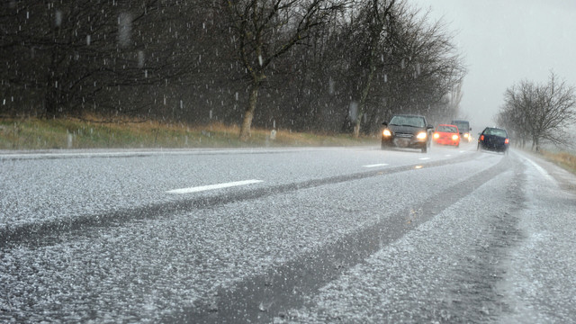 Atenție șoferi! Polei și ghețuș pe mai multe sectoare de drum – risc crescut de accidente