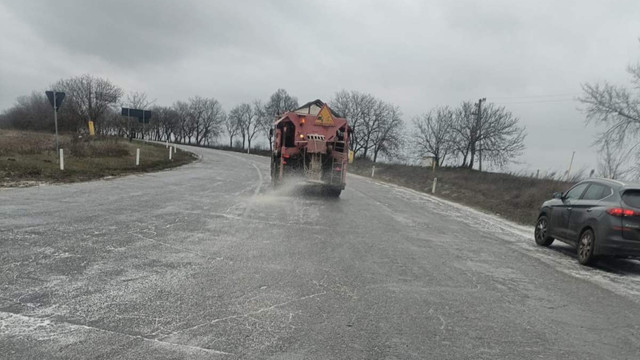 Drumarii au intervenit pe trasee pentru combaterea lunecușului: au fost utilizate sute de tone de material antiderapant

