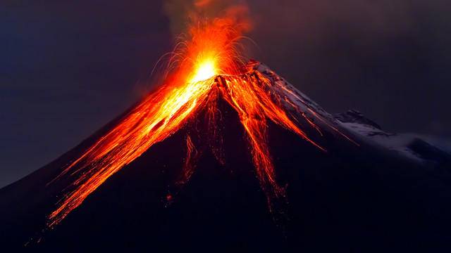 Vulcanul Etna își intensifică activitatea. Autoritățile au ridicat gradul de alertă