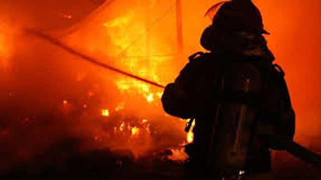 Incendiu în Chișinău. Acoperișul unui complex de locuințe a luat foc
