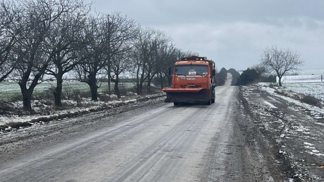 Se circulă în condiții de iarnă. Autoritățile au intervenit pe mai multe drumuri din nordul și centrul R. Moldova