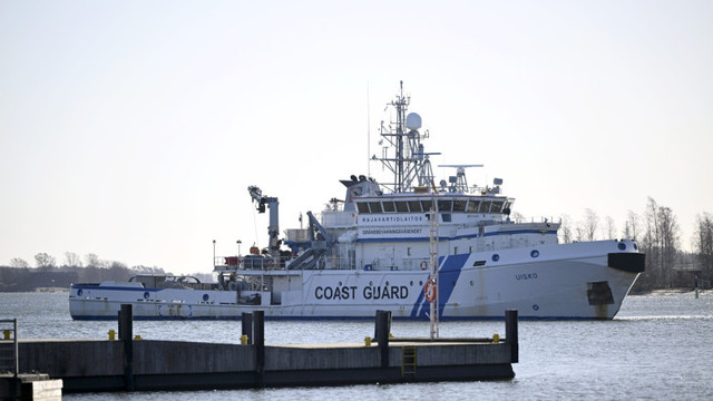 Alertă de securitate în Marea Baltică. Poliția finlandeză a sechestrat o navă după avarierea unui cablu de telecomunicații
