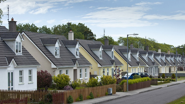 Țările unde iei bani să te muți în 2026. Irlanda oferă 70.000 de euro celor care doresc să renoveze o locuință vacantă, Italia te plătește să iei o casă