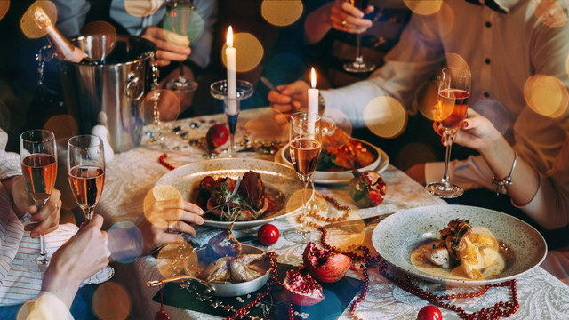 Mesele festive și alcoolul, principalele riscuri pentru sănătate în perioada sărbătorilor. Recomandările specialiștilor ANSP 
