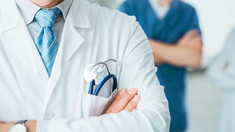 CNAM: Reguli noi pentru accesul la operațiile de cataractă și protezare

