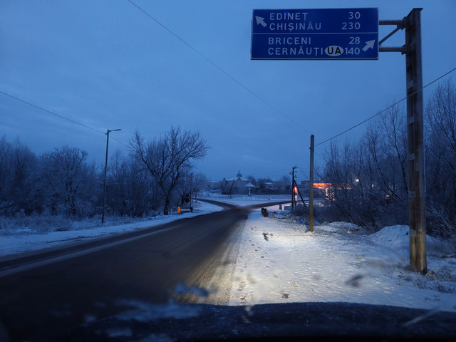 Noapte activă pentru drumari. Au avut loc intervenții pentru combaterea lunecușului pe drumuri din toată R. Moldova (FOTO)