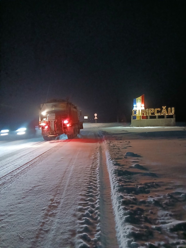 Zeci de utilaje au intervenit pe timpul nopții pentru curățarea drumurilor din nordul R. Moldova, afectate de ninsoare. Se circulă în condiții de iarnă (Foto)