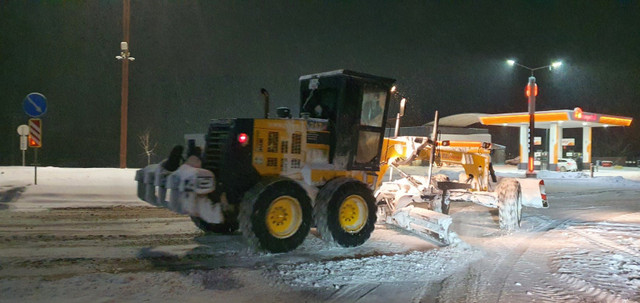 Zeci de utilaje au intervenit pe timpul nopții pentru curățarea drumurilor din nordul R. Moldova, afectate de ninsoare. Se circulă în condiții de iarnă (Foto)