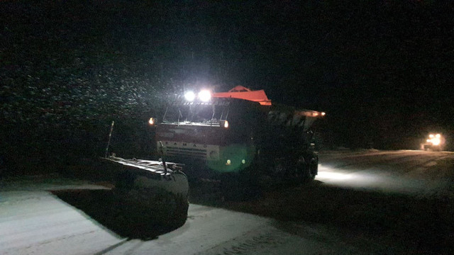 Zeci de utilaje au intervenit pe timpul nopții pentru curățarea drumurilor din nordul R. Moldova, afectate de ninsoare. Se circulă în condiții de iarnă (Foto)