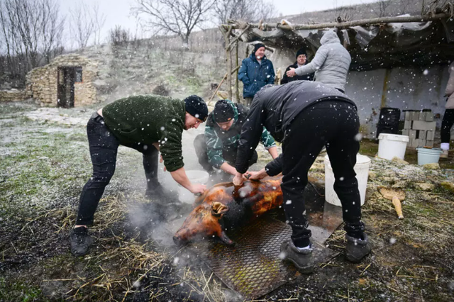 FOTO | Un sat din Republica Moldova, în atenția postului France24. Turiști din toată lumea, atrași de locuințele care amintesc de „Stăpânul inelelor”
