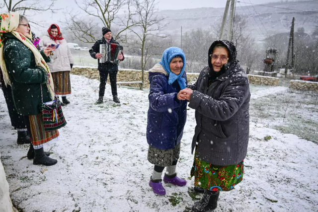 FOTO | Un sat din Republica Moldova, în atenția postului France24. Turiști din toată lumea, atrași de locuințele care amintesc de „Stăpânul inelelor”