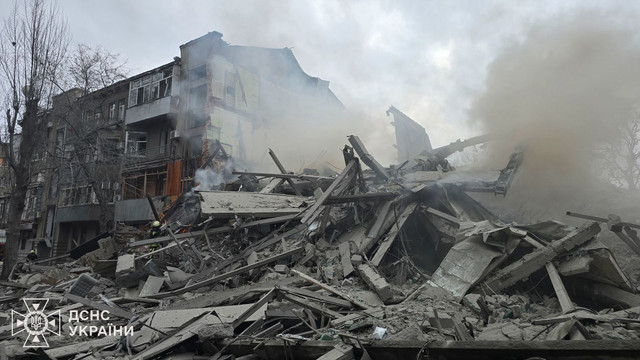 Armata rusă a lovit centrul orașului Harkov cu rachete balistice. Un bloc cu cinci etaje a fost spulberat, cel puțin 16 răniți (FOTO)
