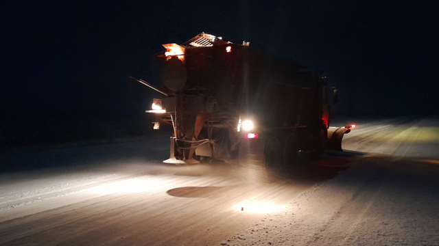 Noapte activă pentru drumari. Au avut loc intervenții pentru combaterea lunecușului pe drumuri din toată R. Moldova (FOTO)