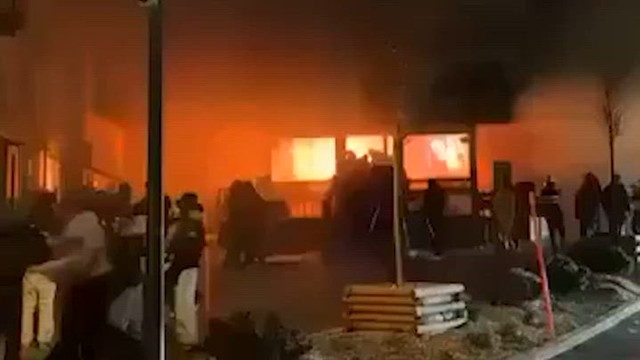 Un român de 18 ani, identificat printre victimele din incendiul care a devastat barul elvețian Le Constellation. Anunțul MAE de la București