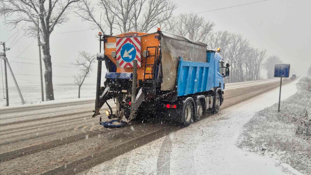 Pe toate drumurile naționale se circulă în condiții de iarnă