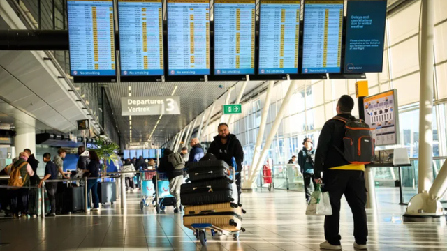 Sute de zboruri anulate pe unul dintre cele mai aglomerate aeroporturi ale Europei. Problemele afectează întregul continent