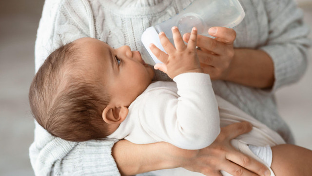 Nestle retrage de pe piața din Europa mai multe loturi de lapte praf pentru sugari din cauza posibilei prezențe a unei toxine
