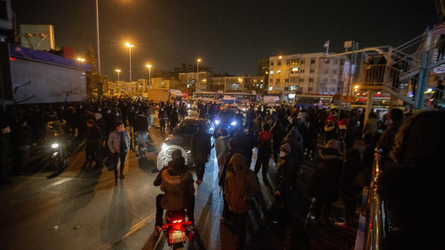 Haos în Iran. Localnicii amenință că nu vor renunța prea ușor la proteste: „Oamenii sunt mai furioși și mai hotărâți acum” (VIDEO)
