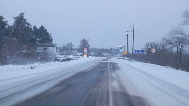 Zeci de utilaje au intervenit pe timpul nopții pentru curățarea drumurilor din nordul R. Moldova, afectate de ninsoare. Se circulă în condiții de iarnă (Foto)