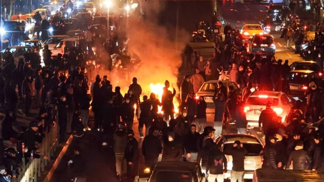 „Ucigașii vor plăti. Ajutorul e pe drum”. Trump le cere iranienilor să continue protestele și să preia controlul instituțiilor