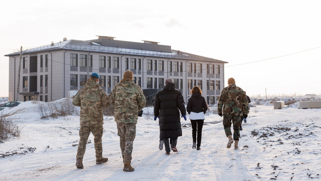  „Va oferi condiții moderne de cazare și instruire”. Maia Sandu a vizitat șantierul noii unități militare din Băcioi (FOTO)
