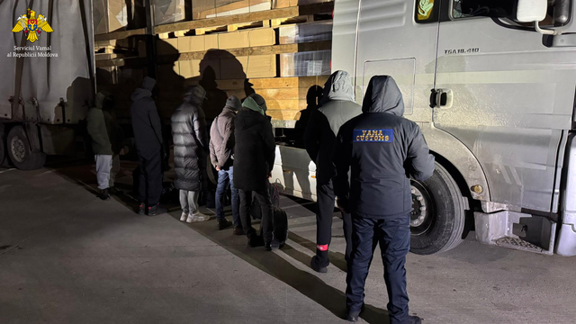 Șase ucraineni descoperiți ascunși într-un camion la vama Palanca
