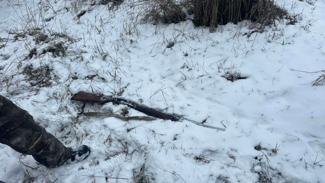 Un braconier a fost prins în flagrant: A lăsat arma și a fugit de la fața locului

