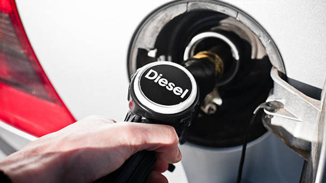 Carburanții auto își continuă scumpirea. Noile prețuri afișate de ANRE pentru benzină și motorină

