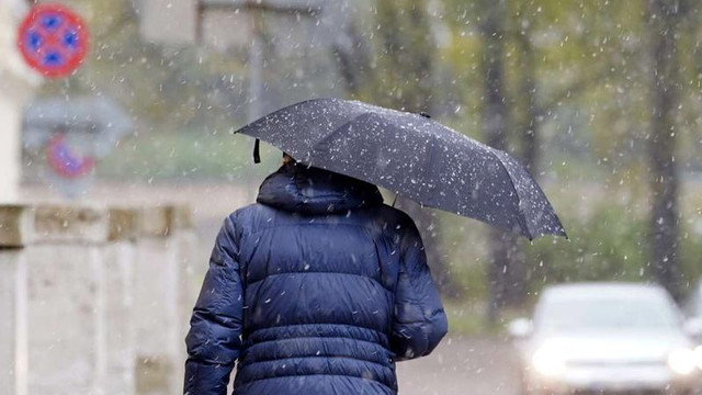 METEO | Lapoviță și ninsoare, prognozate de meteorologi pentru vineri. Pe drumuri se va forma ghețuș