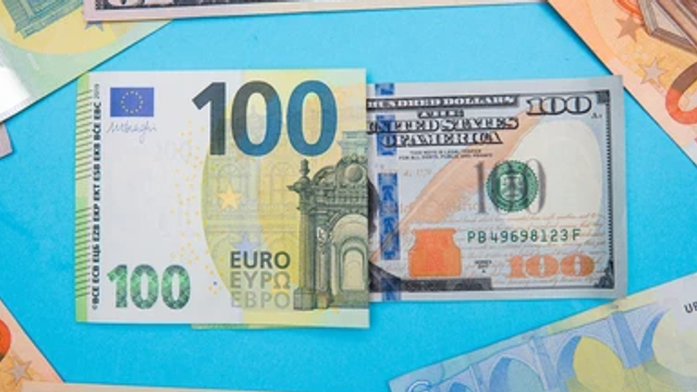 Euro și dolarul se scumpesc la sfârșit de săptămână