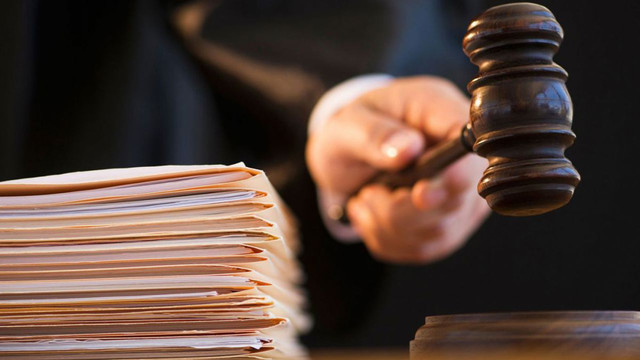 Un polițist a fost condamnat la șase ani de închisoare pentru corupere pasivă

