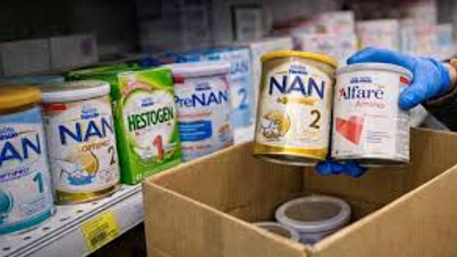 Mai multe țări retrag din comerț noi loturi de lapte praf pentru copii