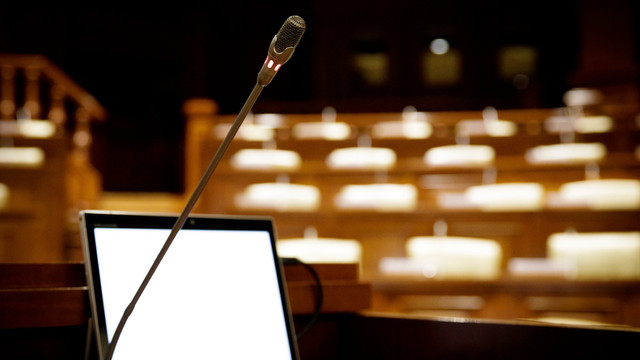 Mai multă transparență legislativă la Parlament: echipamentul pentru transmisiunile live va fi modernizat cu sprijinul Elveției

